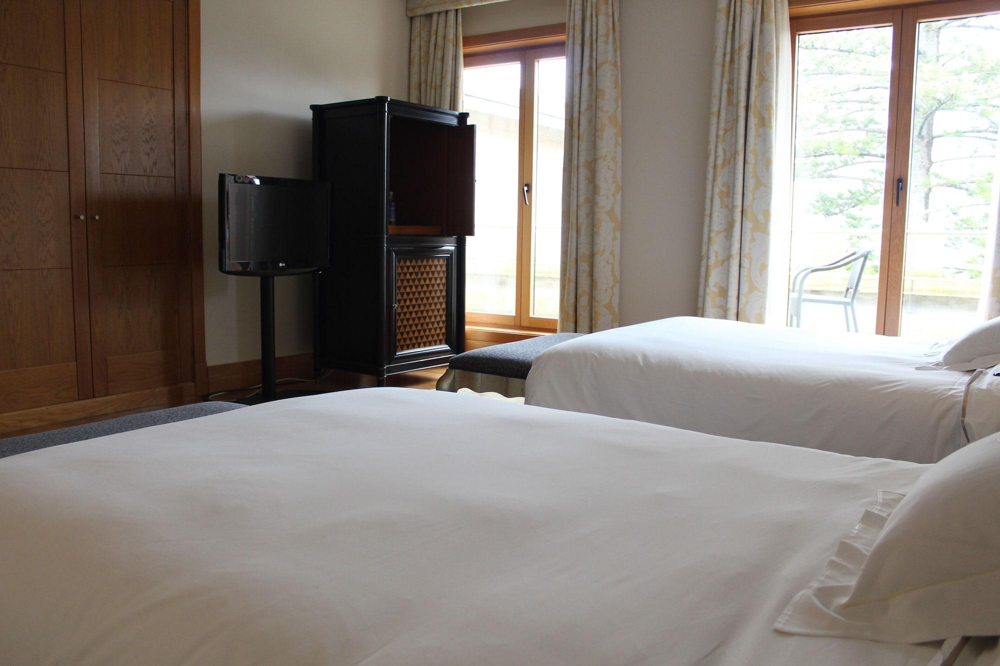 Pazo Los Escudos Hotel Spa & Resort Виго Екстериор снимка A room at the hotel