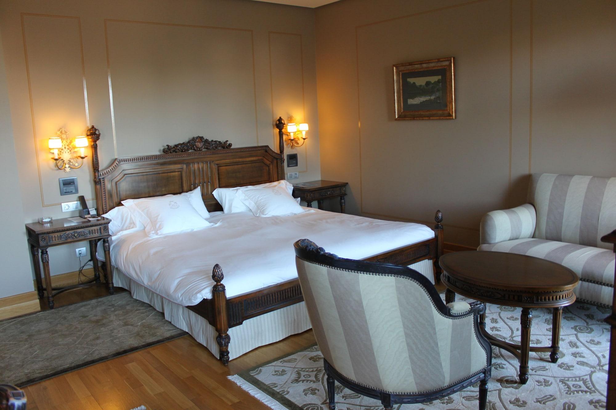 Pazo Los Escudos Hotel Spa & Resort Виго Екстериор снимка A room at the hotel