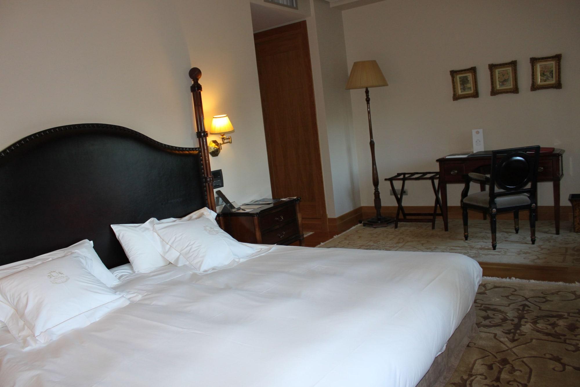 Pazo Los Escudos Hotel Spa & Resort Виго Екстериор снимка A room at the hotel