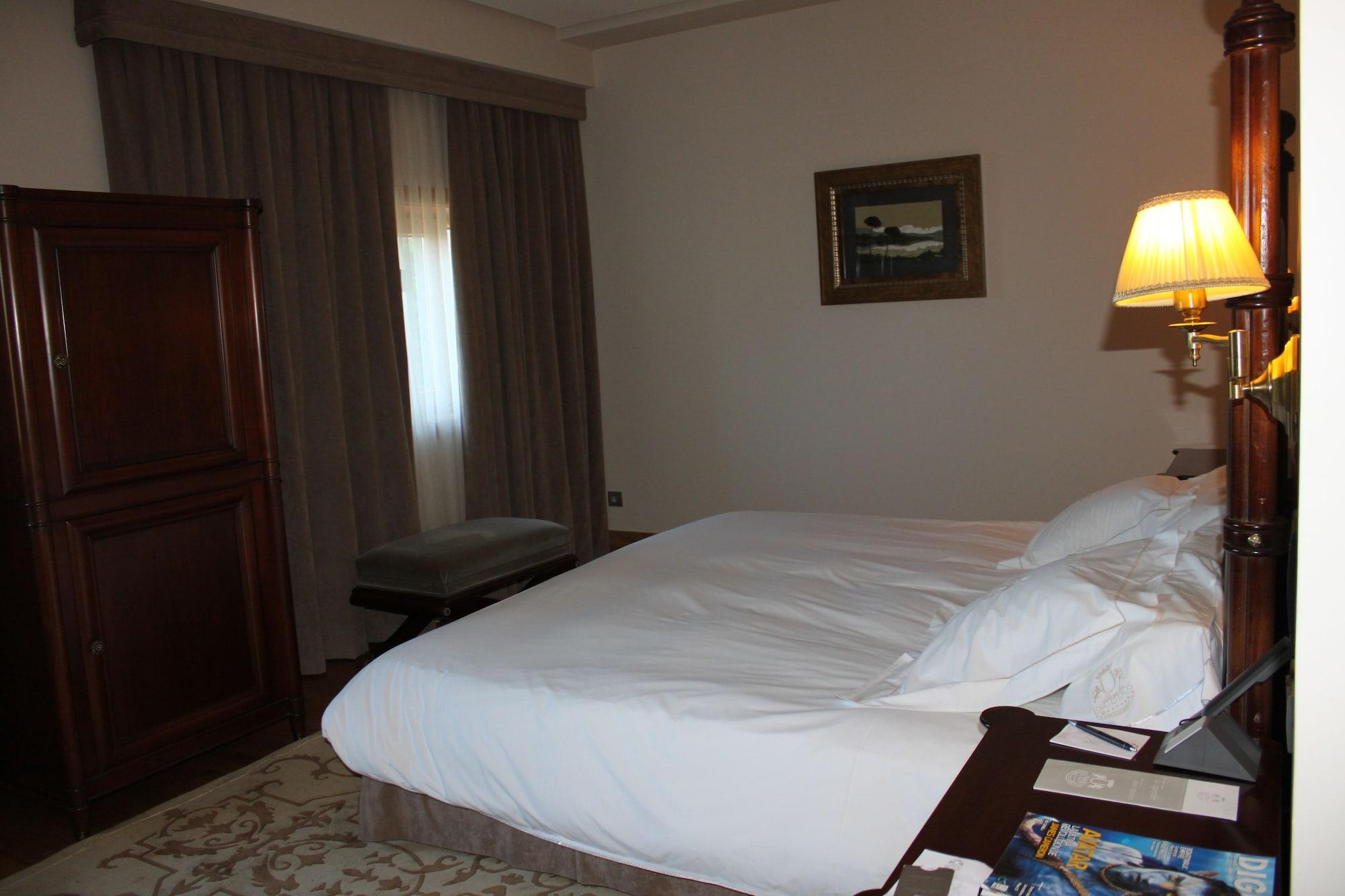 Pazo Los Escudos Hotel Spa & Resort Виго Екстериор снимка A bedroom at the hotel
