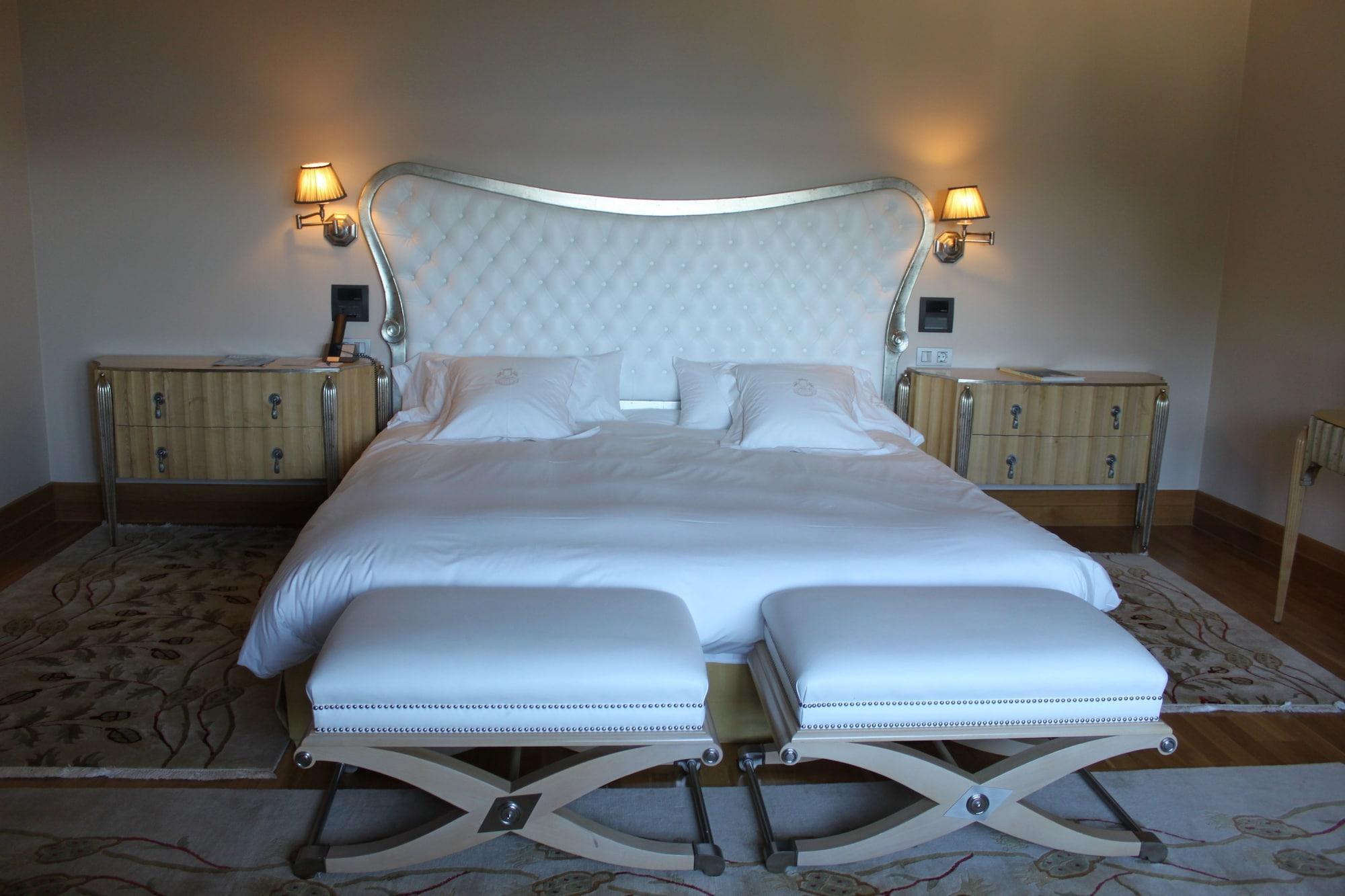 Pazo Los Escudos Hotel Spa & Resort Виго Екстериор снимка A bed