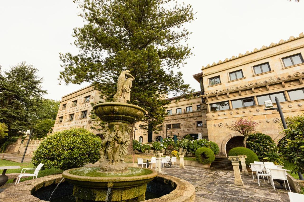 Pazo Los Escudos Hotel Spa & Resort Виго Екстериор снимка Fountain in the courtyard of the hotel