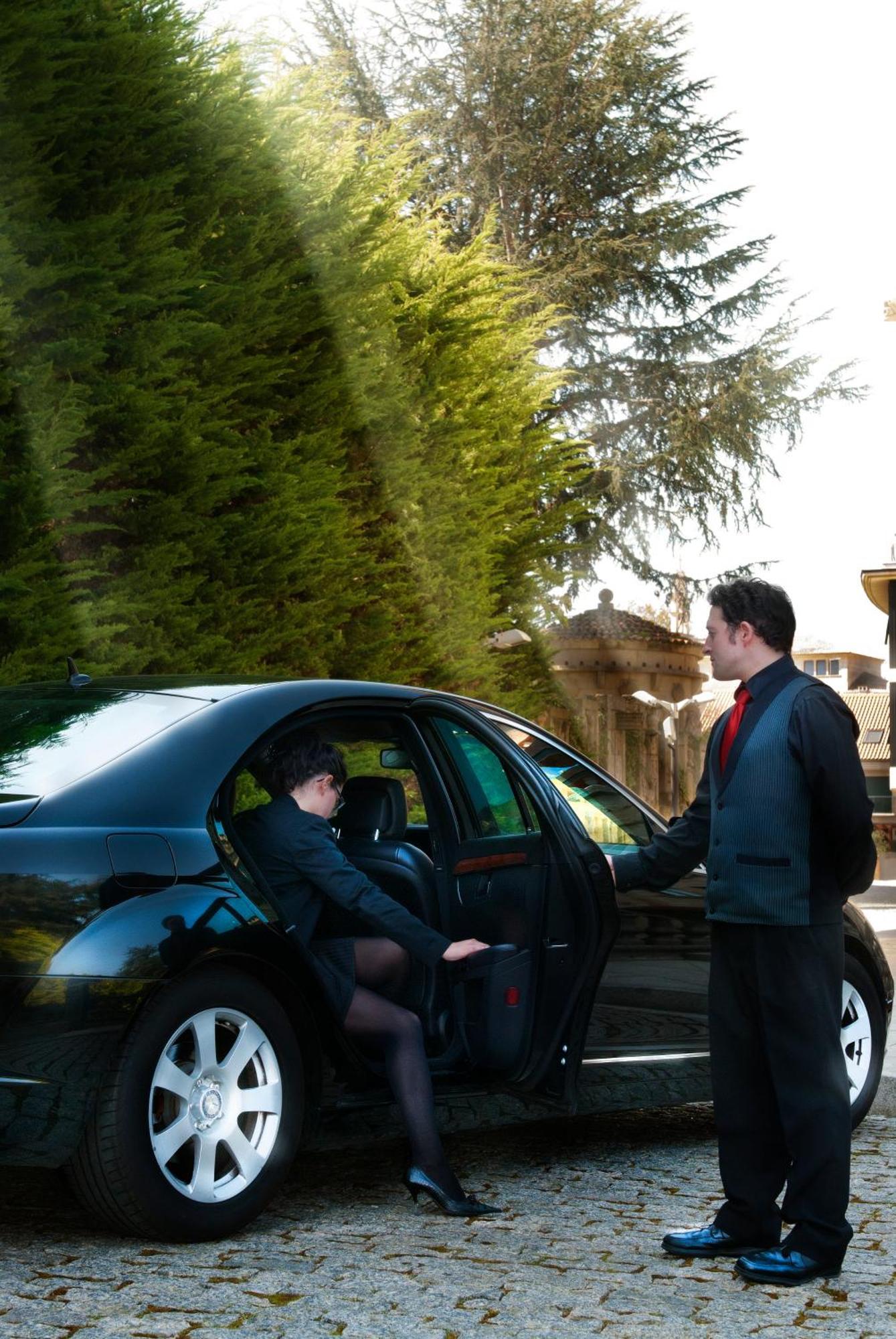 Pazo Los Escudos Hotel Spa & Resort Виго Екстериор снимка A chauffeur opening the car door for a passenger